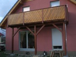 Stilvoller Holzbalkon und Terrassenboden