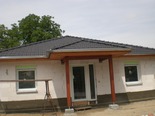 Bungalow mit integrierter Eingangsüberdachung und einspringender Terrasse