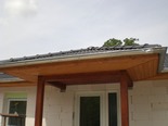 Bungalow mit integrierter Eingangsüberdachung und einspringender Terrasse