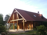 Dachverlängerung auf edeler Holzkonstruktion ruhend