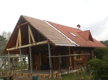 Dachverlängerung auf edeler Holzkonstruktion ruhend